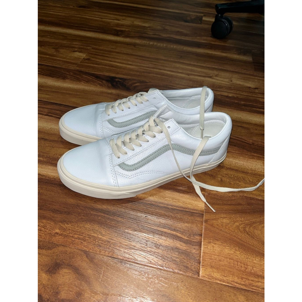 Vans Men’s Old Skool sneakers in vintage white with gray pop. Price is Firm!